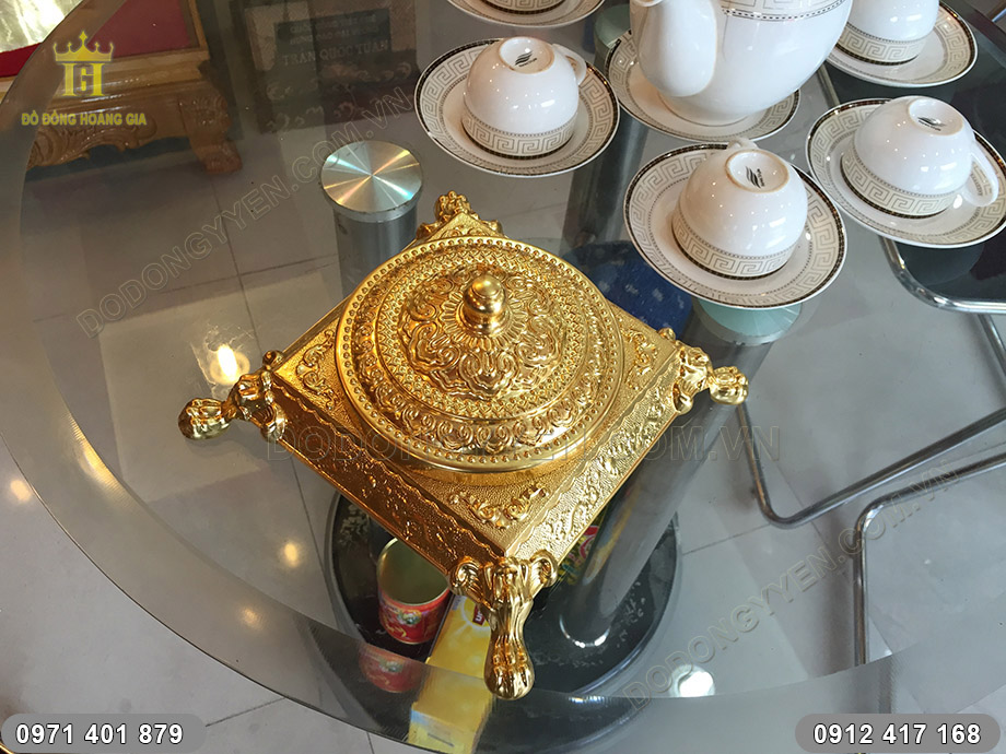 gạt t&agrave;n thếp v&agrave;ng